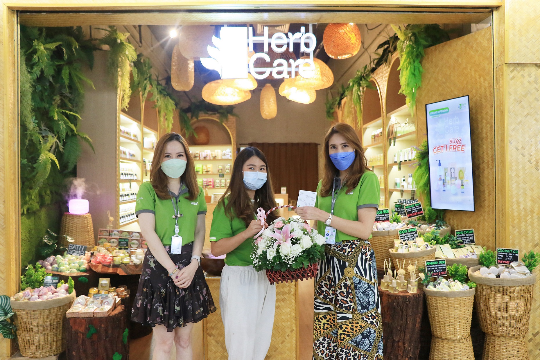 เอ็ม บี เค เซ็นเตอร์ มอบดอกไม้แสดงความยินดีเปิดร้าน Herb Care จัดโปรฯ ซื้อ 2 แถม 1 ฉลองสาขาใหม่