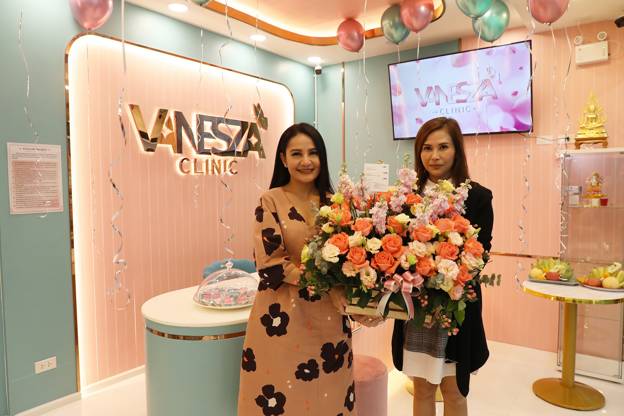 เอ็ม บี เค เซ็นเตอร์ มอบดอกไม้แสดงความยินดี VANESZA CLINIC เปิดร้านใหม่ ชั้น 5 โซน B