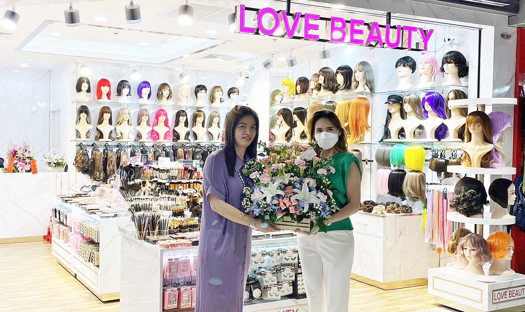 เอ็ม บี เค เซ็นเตอร์ มอบกระเช้าดอกไม้แสดงความยินดีเปิดร้านใหม่ LOVE BEAUTY ชั้น 2 โซน C