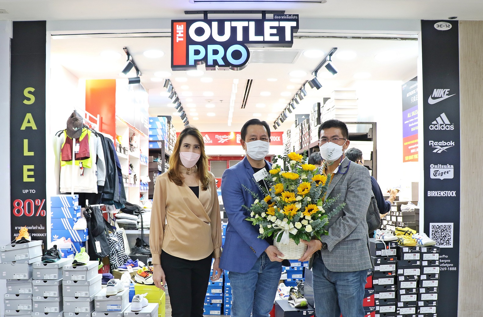 เอ็ม บี เค เซ็นเตอร์ มอบดอกไม้แสดงความยินดีเปิดร้านใหม่ THE OUTLET PRO ถูกใจสายสปอร์ต  ขนทัพรองเท้ากีฬาแบรนด์ดังลดสูงสุด 80% ชั้น 3 โซน C