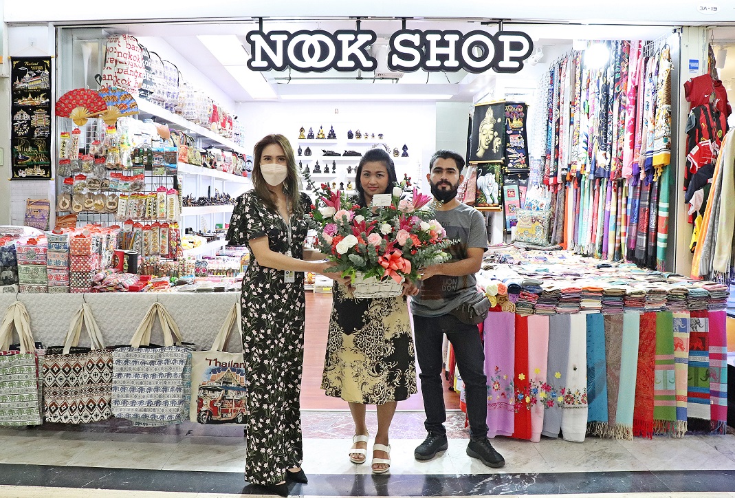 เอ็ม บี เค เซ็นเตอร์ มอบกระเช้าดอกไม้แสดงความยินดีเปิดร้าน NOOK SHOP จำหน่ายของฝากของที่ระลึก