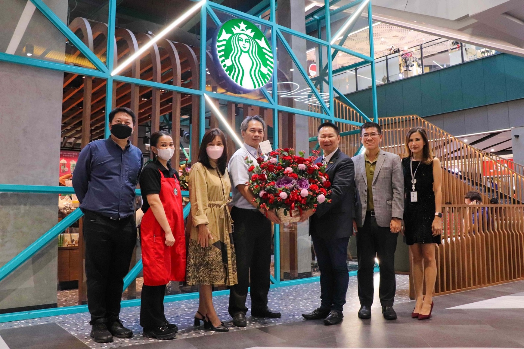 ผู้บริหารเอ็ม บี เค เซ็นเตอร์ มอบดอกไม้แสดงความยินดี Grand Opening ฉลองเปิดร้านสตาร์บัคส์