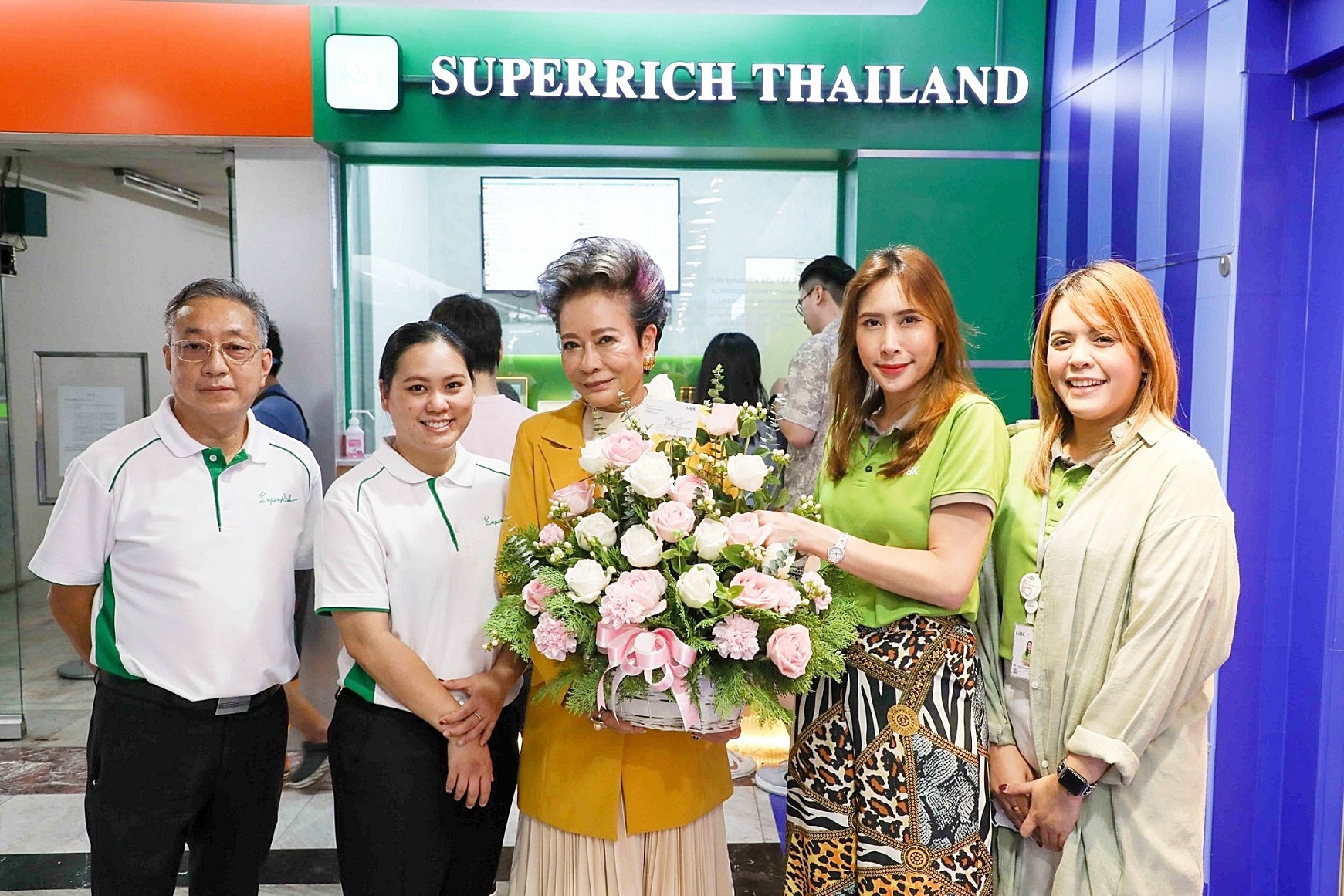 เอ็ม บี เค เซ็นเตอร์ มอบดอกไม้แสดงความยินดี SUPERRICH THAILAND