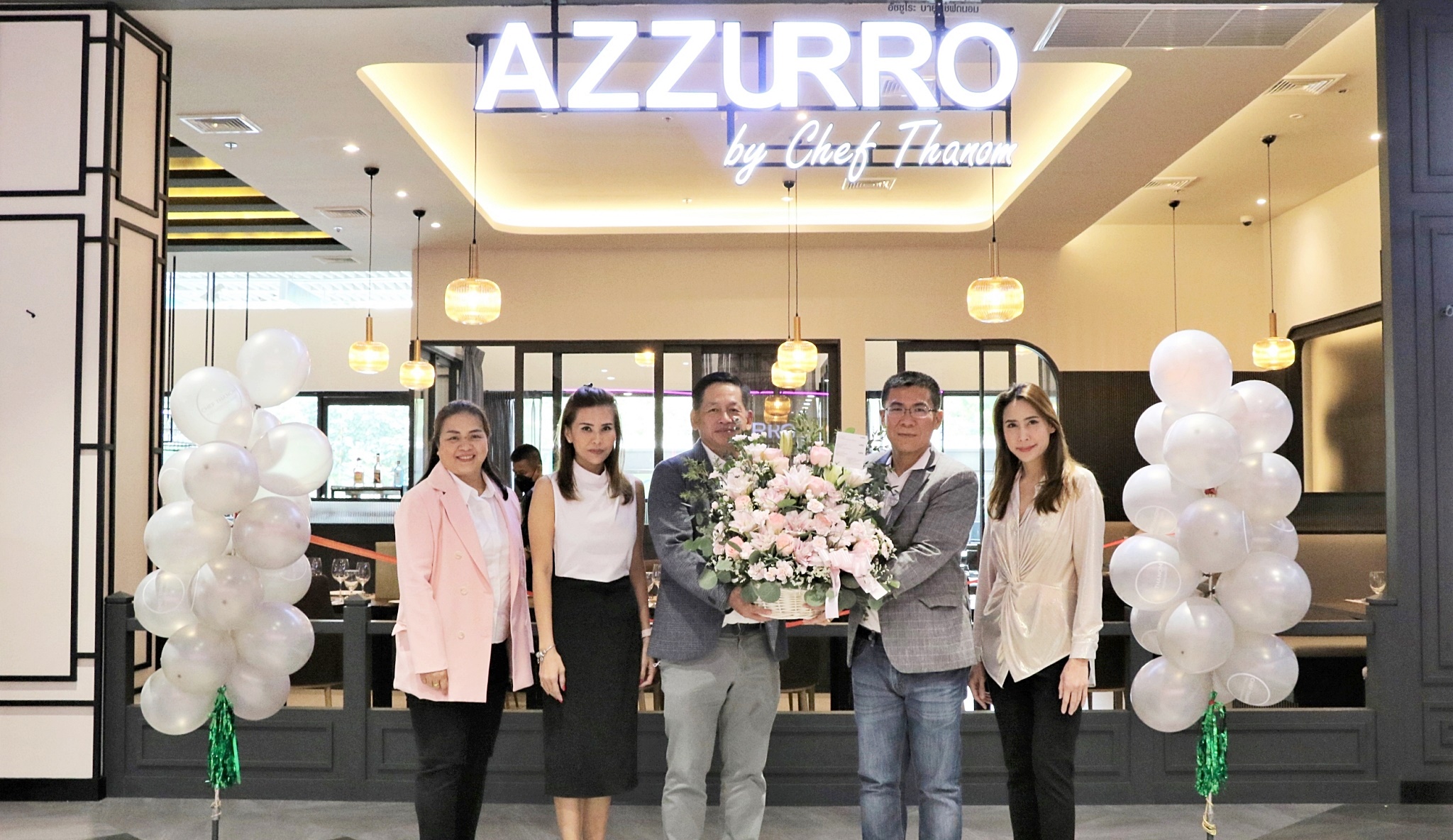 ผู้บริหารเอ็ม บี เค เซ็นเตอร์ มอบช่อดอกไม้แสดงความยินดีเปิดร้านใหม่ AZZURRO by Chef Thanom ชั้น G โซน C