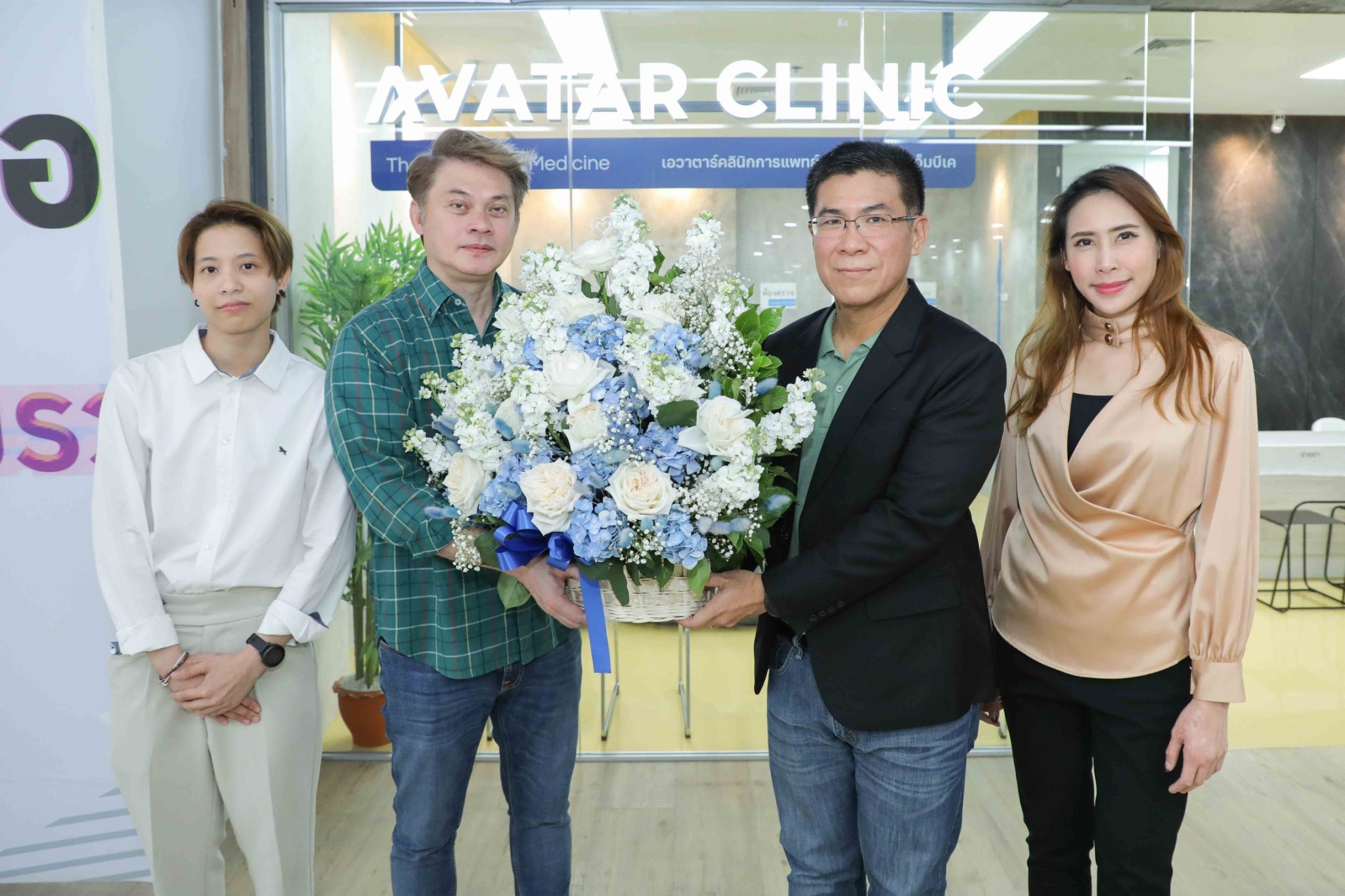 เอ็ม บี เค เซ็นเตอร์ มอบดอกไม้แสดงความยินดี AVATAR CLINIC เปิดสาขาใหม่ ชั้น 6 โซน B