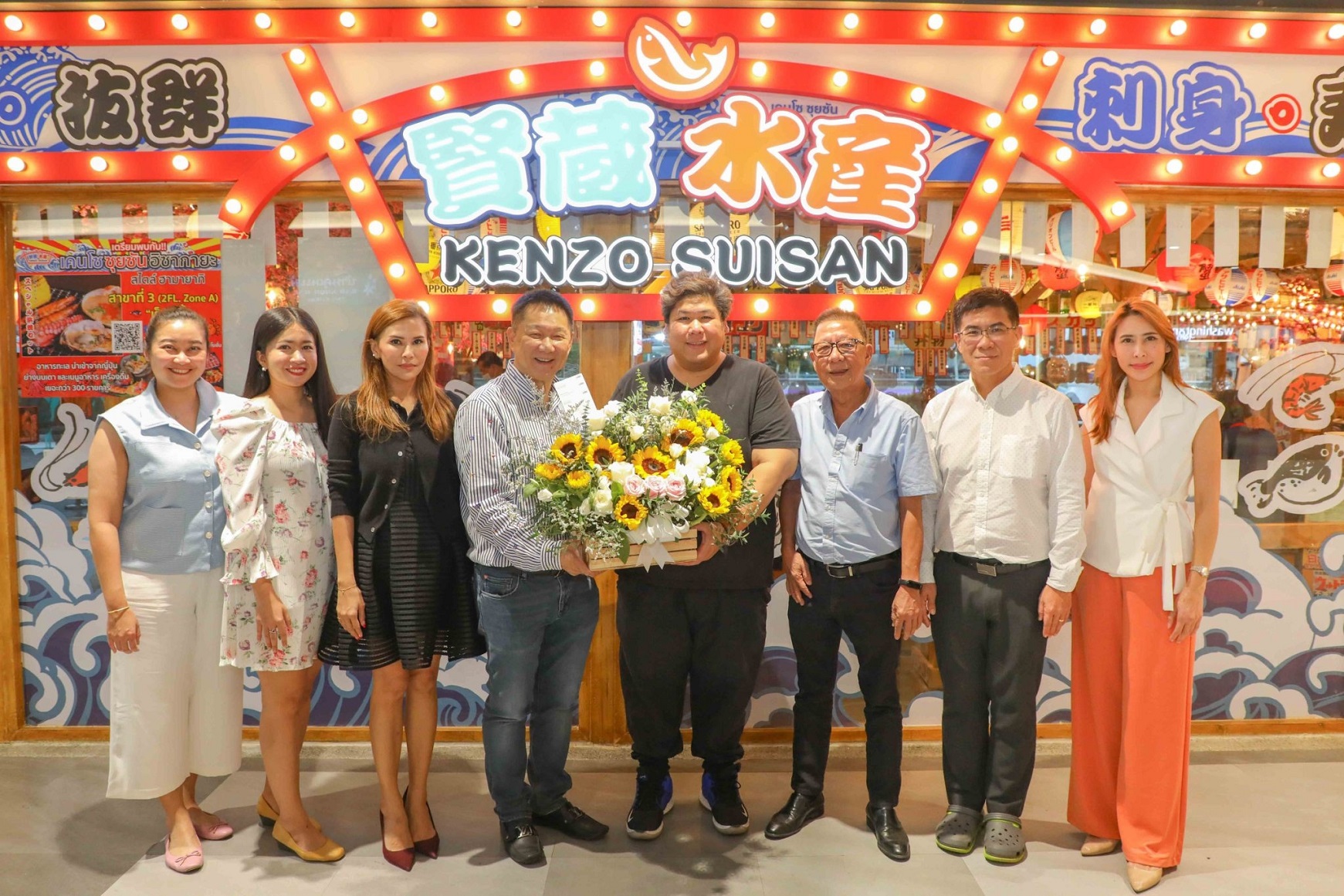 เอ็ม บี เค เซ็นเตอร์ มอบดอกไม้แสดงความยินดี GRAND OPENING ร้าน KENZO SUISAN อิซากายะสไตล์ฮามายากิ นำเข้าอาหารทะเลสด ๆ ย่างบนเตาแบบญี่ปุ่นหอมกรุ่นที่ชั้น 2 โซน A