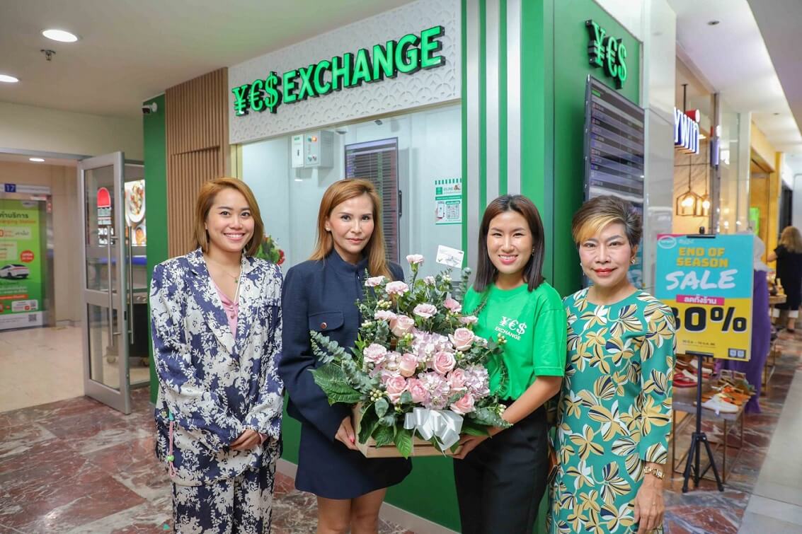 เอ็ม บี เค เซ็นเตอร์ มอบดอกไม้แสดงความยินดีร้านเปิดใหม่ YES EXCHANGE ชั้น 3 โซน B