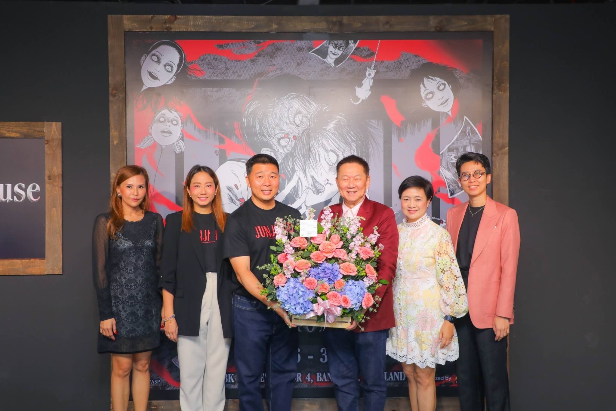 คณะผู้บริหารเอ็ม บี เค เซ็นเตอร์ ร่วมแสดงความยินดีเปิดตัวนิทรรศการคลังสยองจุนจิ อิโต้ Junji Ito Horror House in Thailand 2023